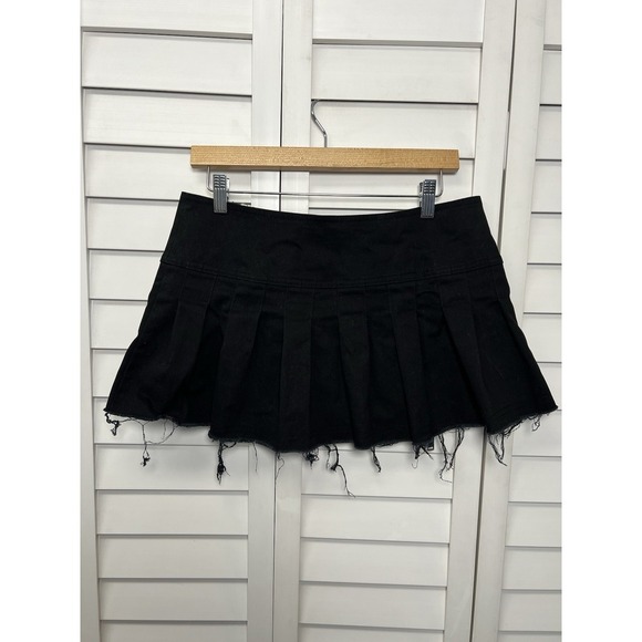Dolls Kill Widow Pleated Zipper Detail Mini Skirt Size Medium Goth Festival Punk - Picture 5 of 6